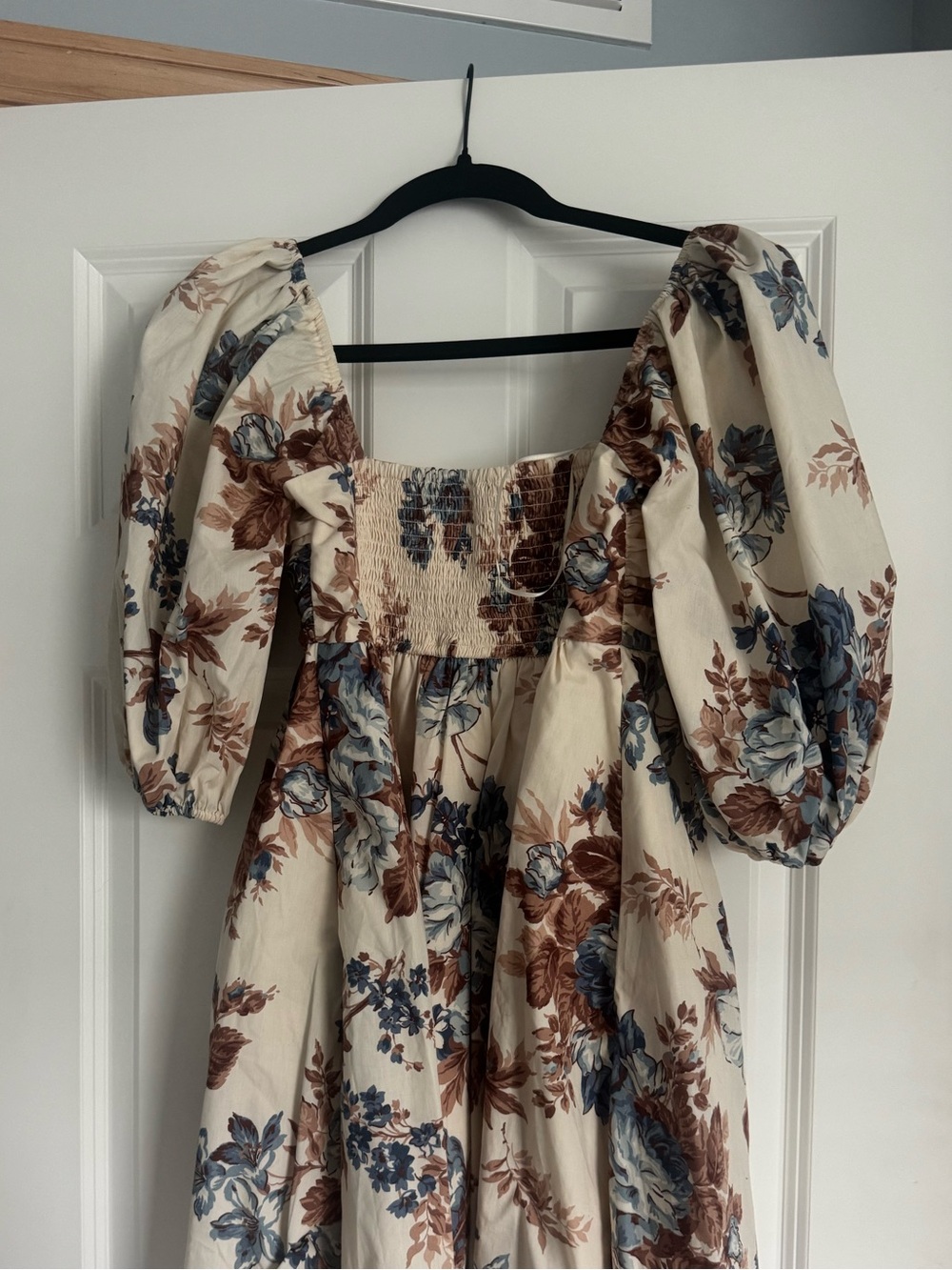 Abercrombie -Floral Puff-Sleeve Square Neck Dress in Cream and Blue - Picture 2 of 4